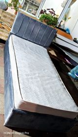 Çarpayı 2/90 ölçüdə (təxminən 90×200 sm) tək nəfərlik model. Yumuşaq — Mebel