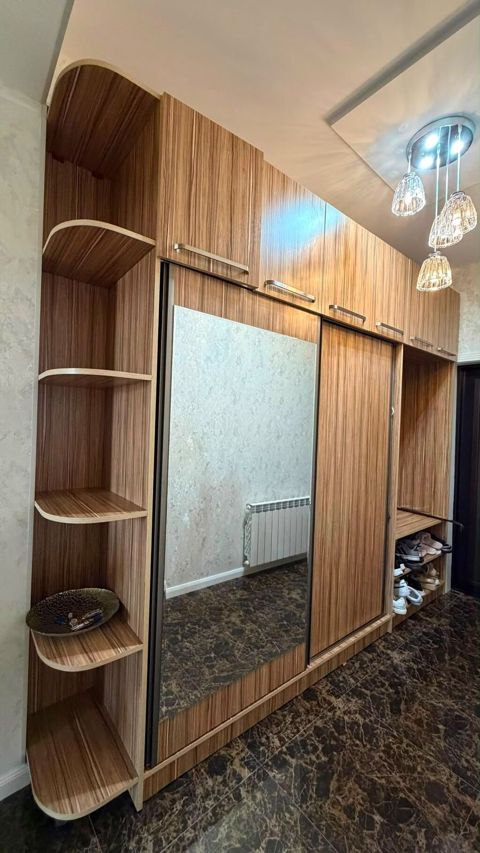 Dehliz dolabı. Satılır 220 azn . 3,5*2,8 ölçüsünde. Ünvan 9cu