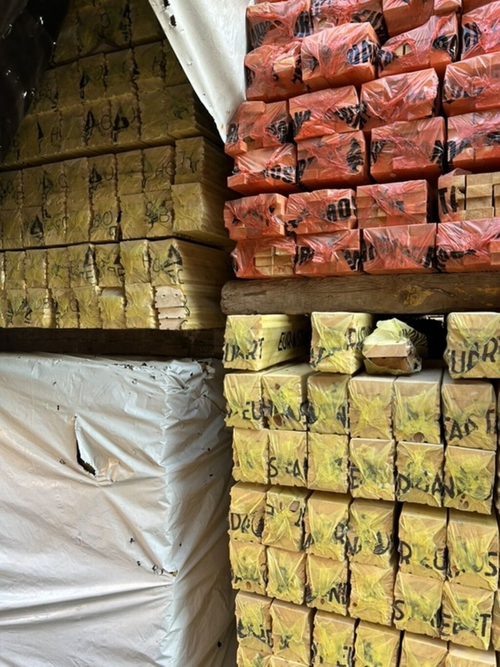 Pol taxtasi 10 azn hec bir yanda bele endirim ypxduTaxta şpal və reyka — Mallar, Bakı