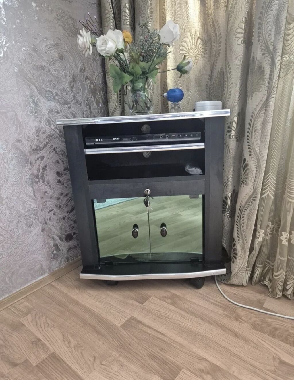 TV stendi və media konsolu - Kompakt ölçülü, təkərlər üzərində
