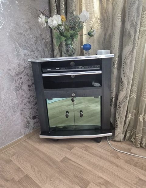 TV stendi və media konsolu - Kompakt ölçülü, təkərlər üzərində