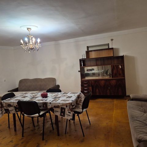 M. İnşaatçılar yaxınlığında, 1/5, ü/s 85 kv.m olan, 2 otaqlı, əşyalı