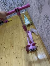 Skuter qız uşağı üçün. Musiqili, işıqlı. Sadəcə təkəri çıxıb — Goods