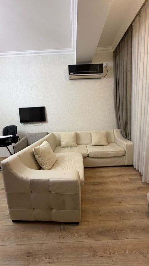 Künc divan – krem rəngdə, L şəklində