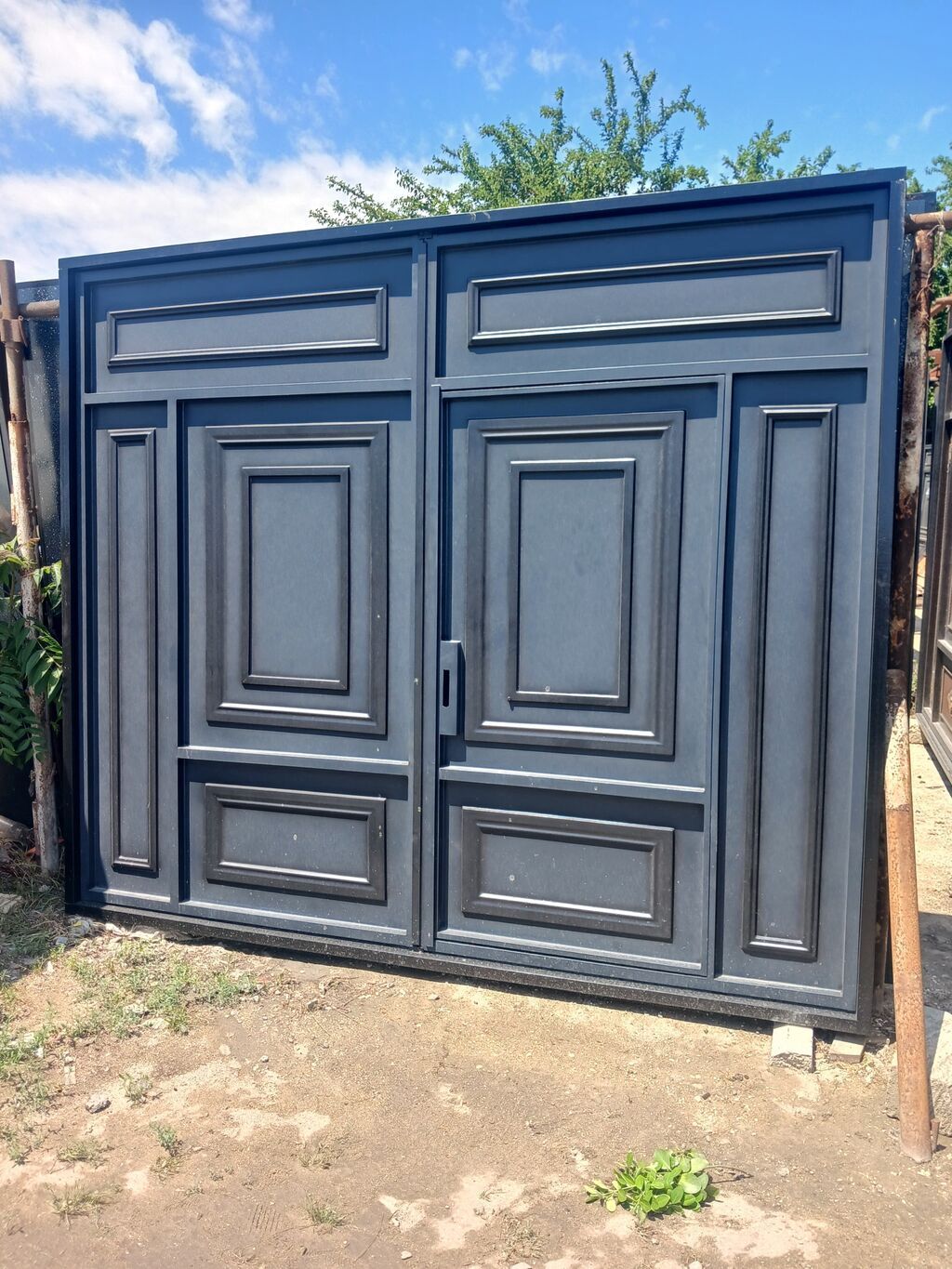 İkiqanadlı dəmir darvaza - Material: qalın metaldan hazırlanmış
