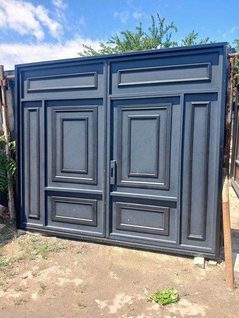 İkiqanadlı dəmir darvaza - Material: qalın metaldan hazırlanmış