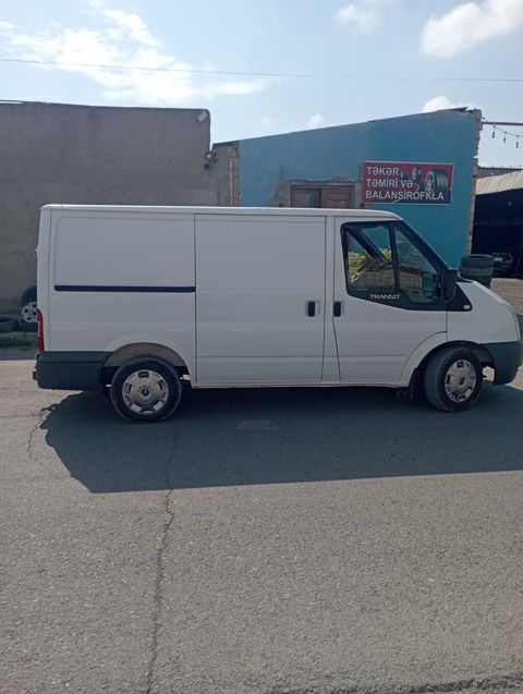 Ford Transit yük furqonu - Kuzov: ağ, qapalı furqon, yan sürgülü qapı