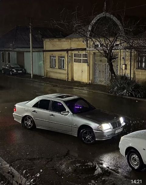 Mercedes-Benz C-Class (W202) sedan – gümüş rəng - Kuzov: 4 qapılı