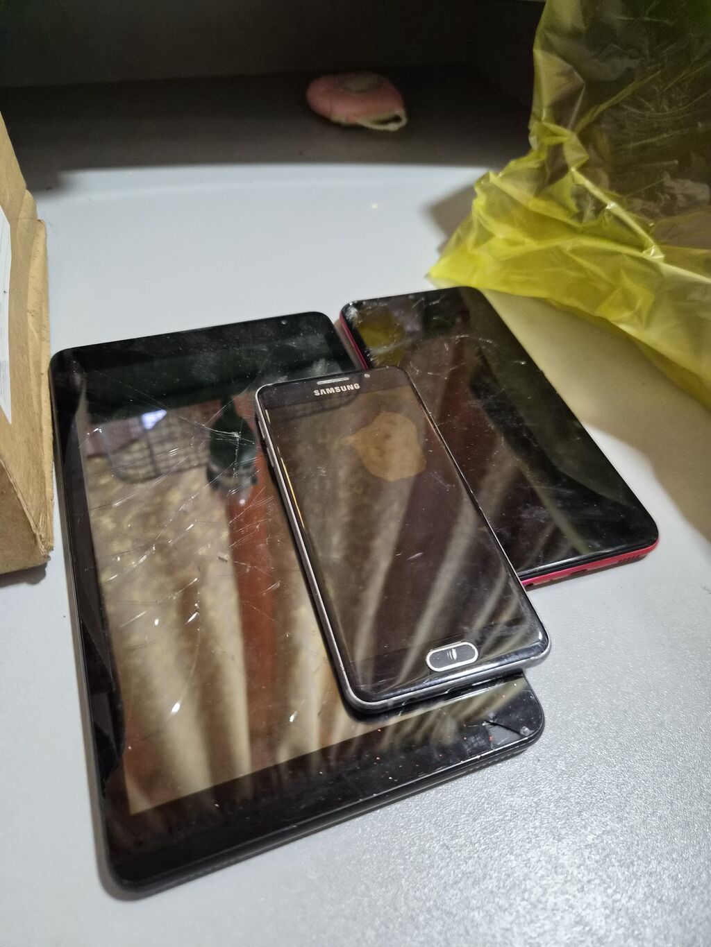 Lot: 2 planşet + 1 smartfon. 3nunde ekrani yanib islemis sadece — Digər planşetlər, Masazır