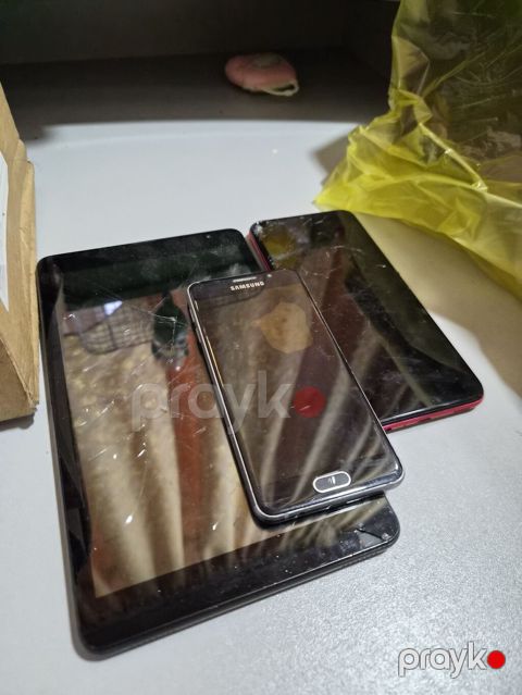 Lot: 2 planşet + 1 smartfon. 3nunde ekrani yanib islemis sadece