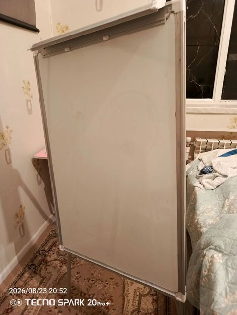 Flipchart daska satilir ayaqlari ustunde olur uzunu 85 eni 55 az