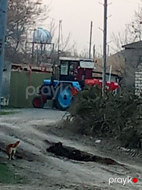 Mavi rəngli kabinəli kənd təsərrüfatı traktoru. Texniki xüsusiyyət və — Ağcabədi