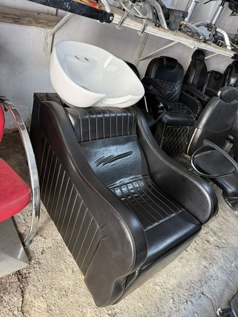 Salon üçün yuma kreslosu - qara-ağ keramika lavabolı