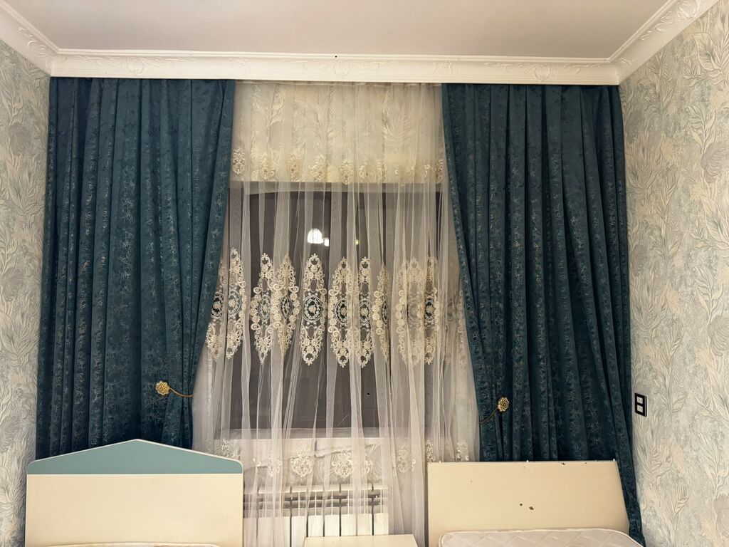 Şəkillərdə təqdim olunan dəstlər: klassik pərdə və tül kompozisiyaları — Mallar, Bakı (3)