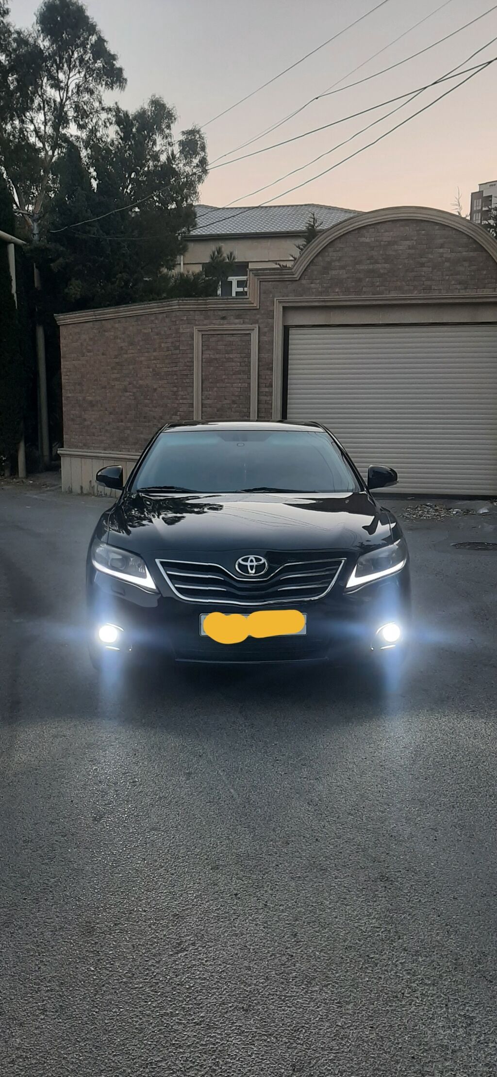 Toyota Camry – qara rəngdə, SERVIZ RESMI DILER.sedan kuzov. Ön LED — Avto, Bakı (2)