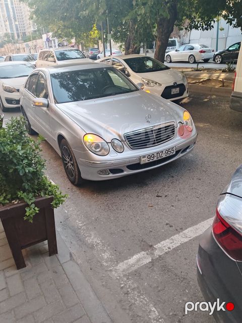 Mercedes-Benz E-Class sedan (W211), gümüşü rəng. - Kuzov: 4 qapılı — Bakı