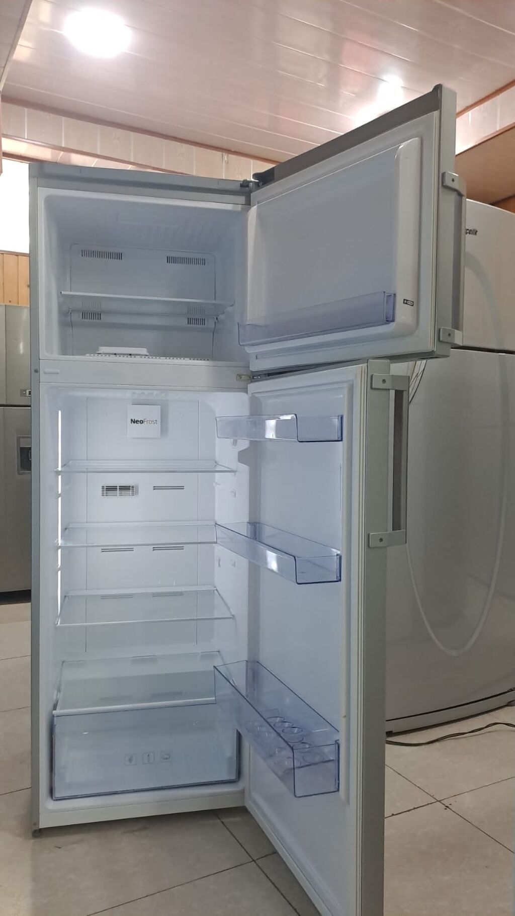 Beko iki qapılı soyuducu (üstdən dondurucu) Xüsusiyyətlər: - NeoFrost