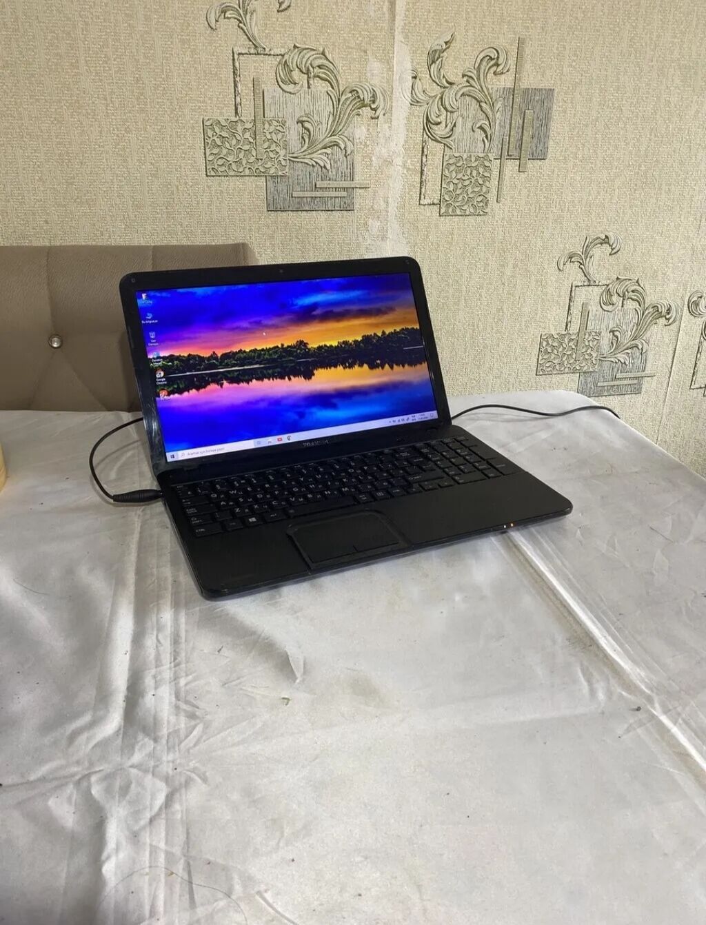 Noutbuk – 15.6" ekranlı, tam ölçülü klaviatura və böyük touchpad