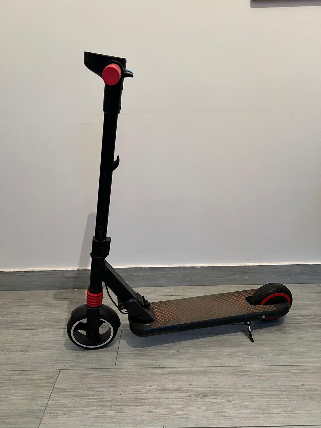 Uşaq elektrik skuteri - Rəng: qara korpus, qırmızı tutacaqlar və — Mallar, Bakı