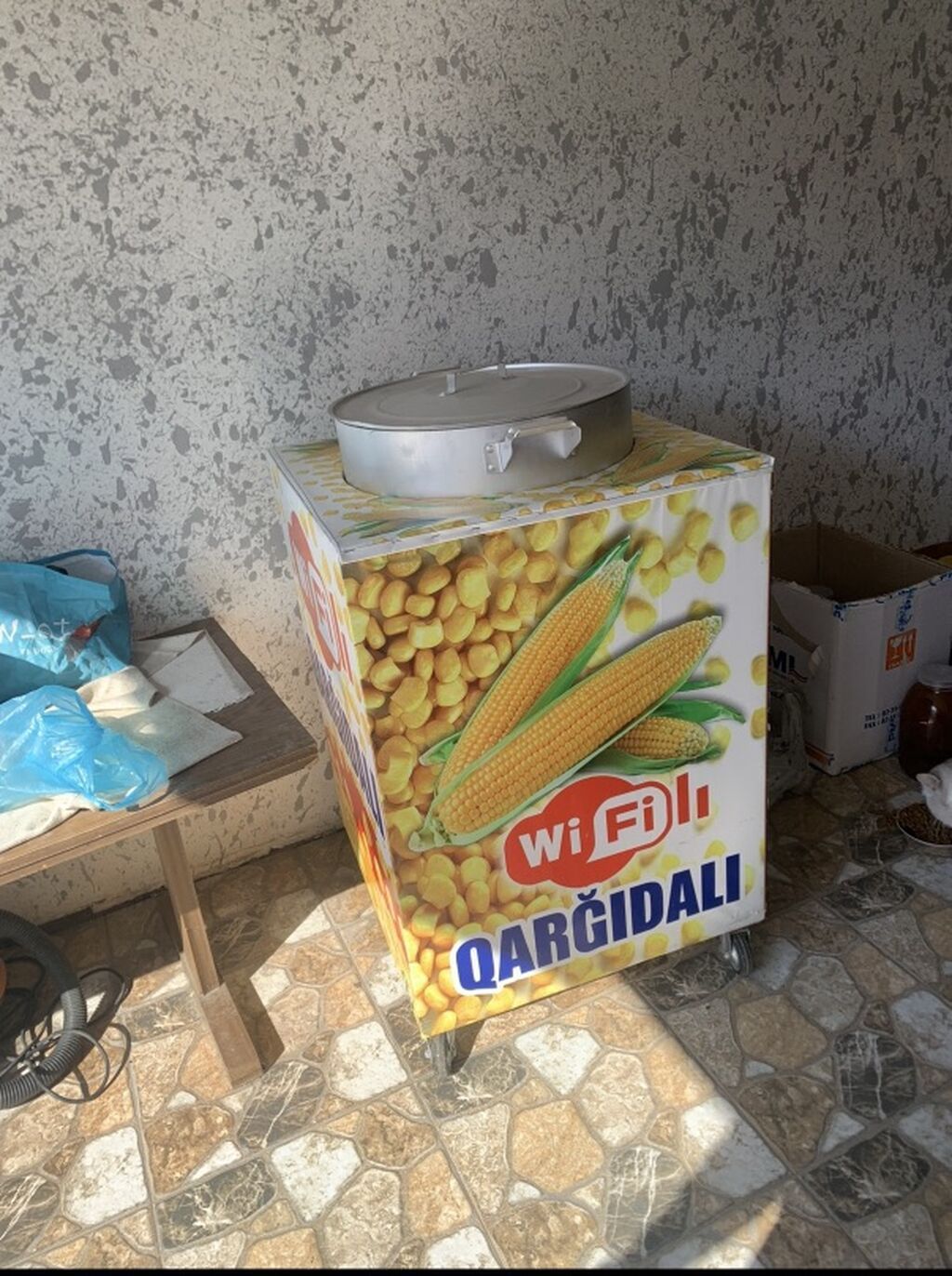 Qarğıdalı bişirmə və satış aparatı. Təkərli konstruksiyaya malikdir