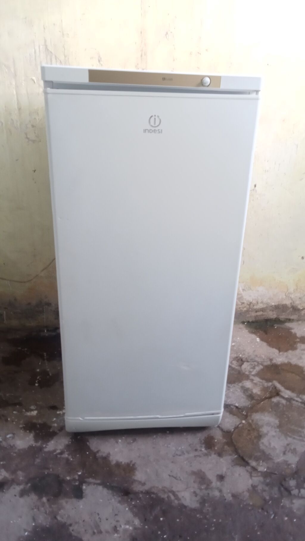 Indesit soyuducu, az işlənib təzə kimidir, əla soyudur işləyir