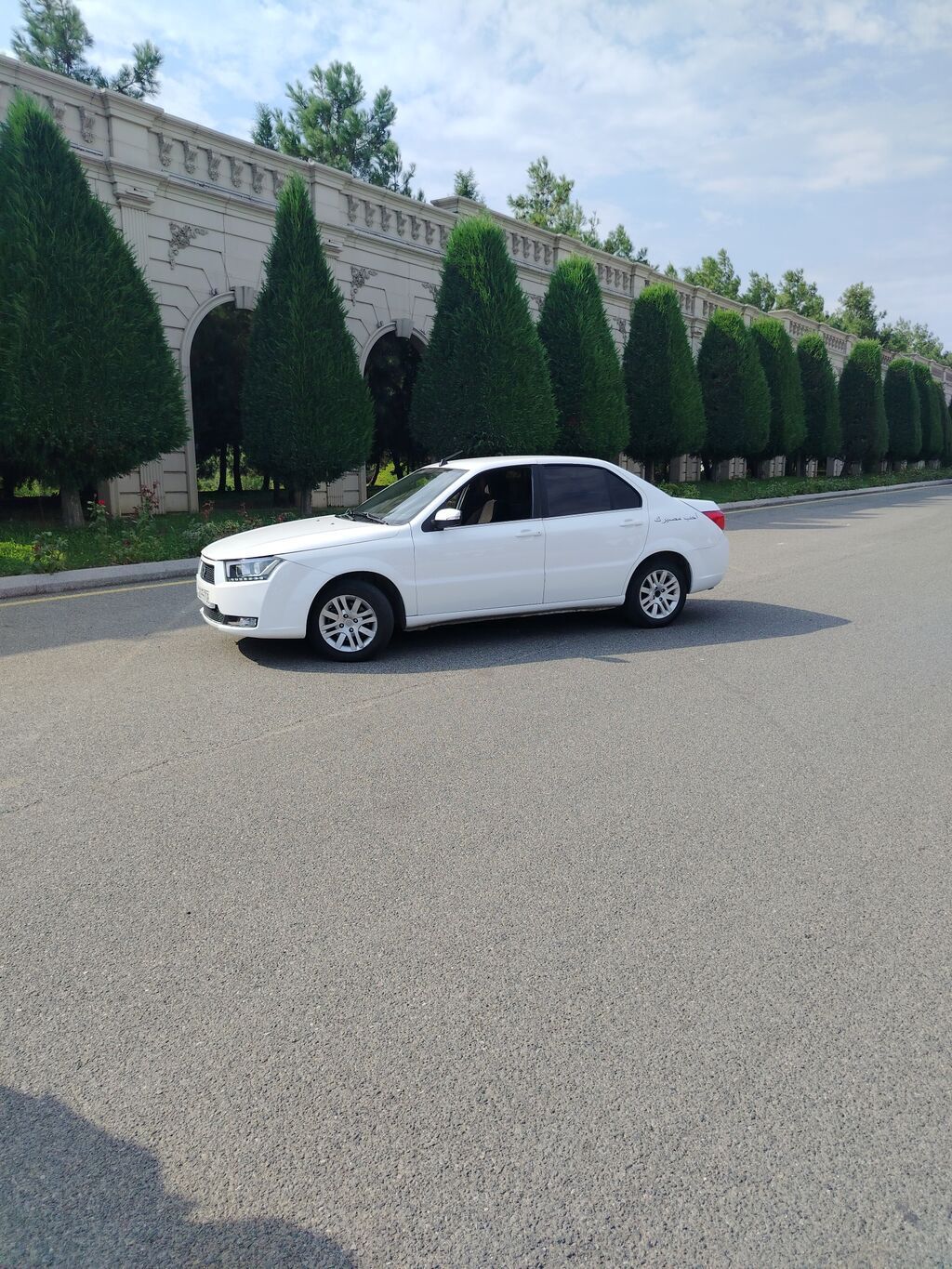 Ağ rəngli sedan avtomobil Xüsusiyyətlər: - Gövdə: 4 qapılı sedan, ağ — Avto, Gəncə (3)
