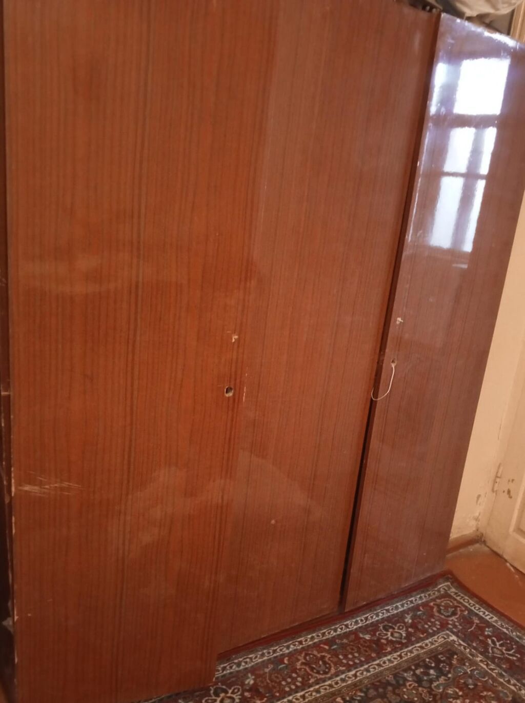 Klassik üslubda taxta paltar dolabı - Material: cilalı taxta/şpon