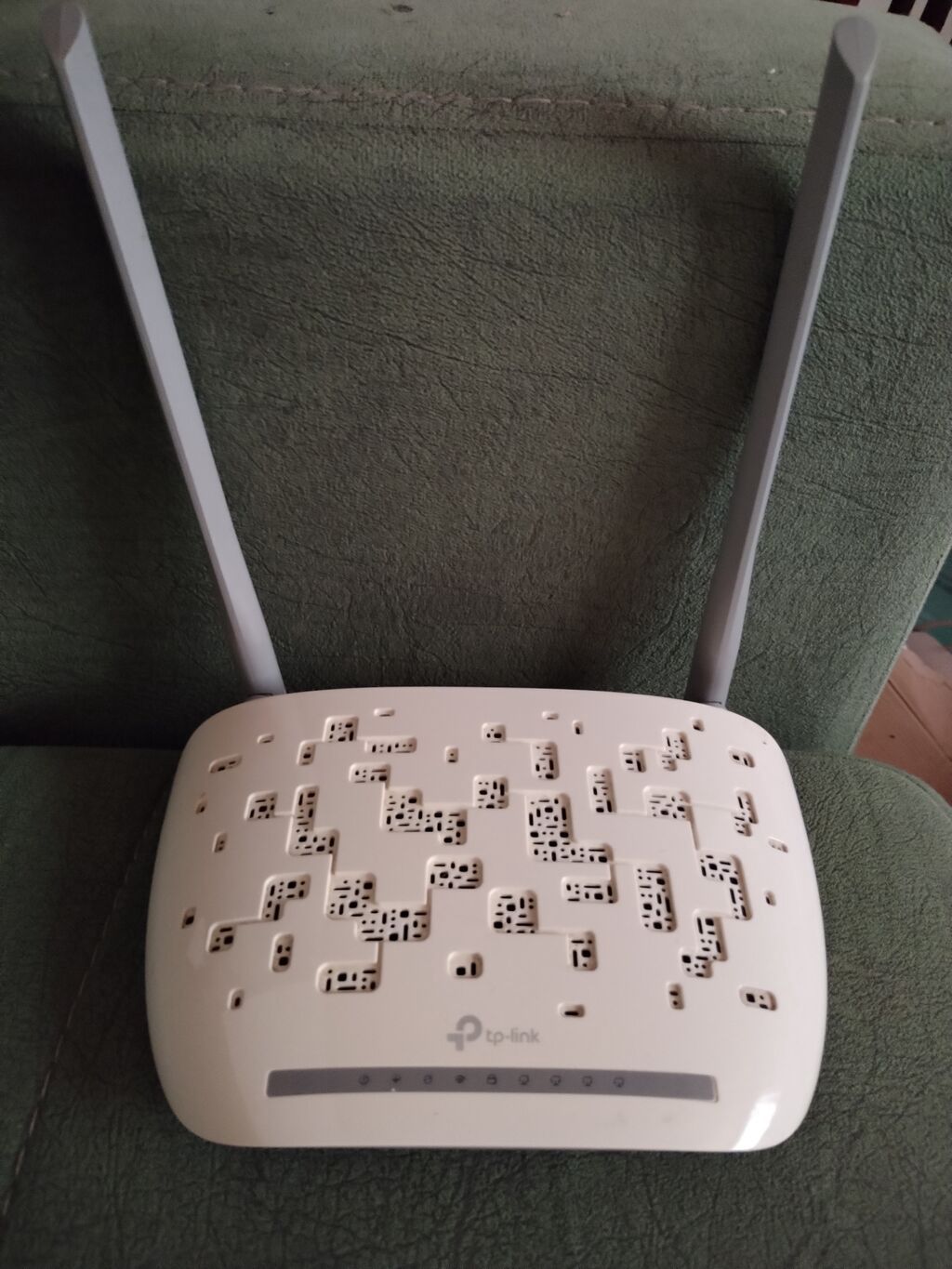 TP-Link Wi‑Fi router - Model ailəsi: TP-Link (dekorativ dəlikli ağ