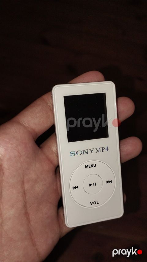 Mahnı, video, səs yazmaq, oyun və bir neçə funksiyası var 4 gb yaddaş