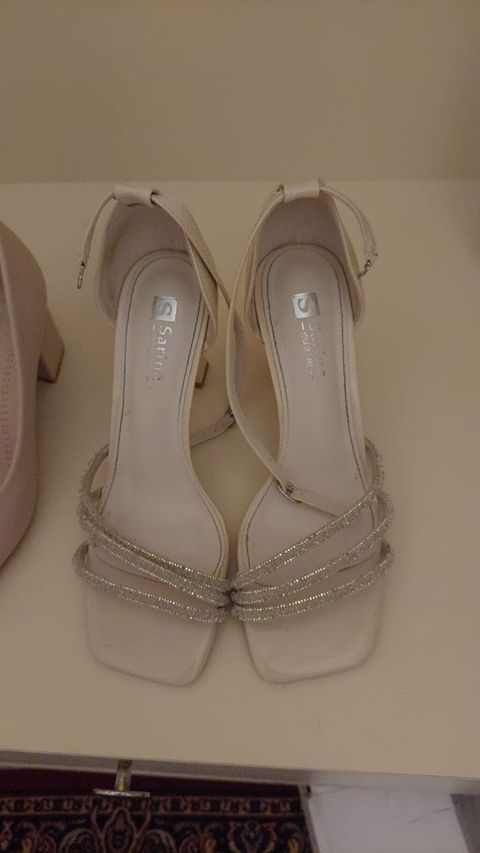 Brend: Sarina Model: Açıq burunlu qadın sandal Rəng: Açıq bej/krem
