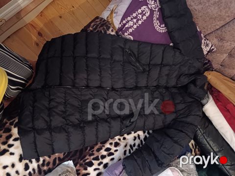 Qadın qış üst geyimləri — qara puf palto və parıltılı gödəkcə