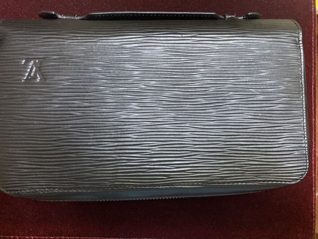 Satılır Louis Vuitton Epi model əl çantası (clutch). ✔️ Alınıb, lakin — Çantalar, Bakı (3)