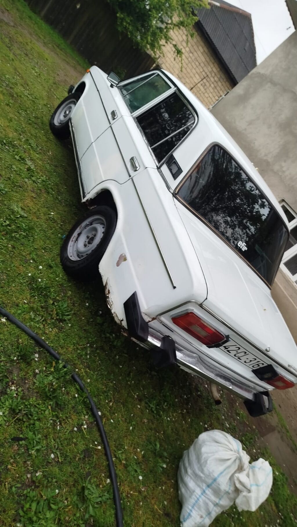 VAZ 2106, ağ rəng, sedan kuzov. Texniki xüsusiyyətlər: - Karbüratorlu — Avtomobillər, Lənkəran