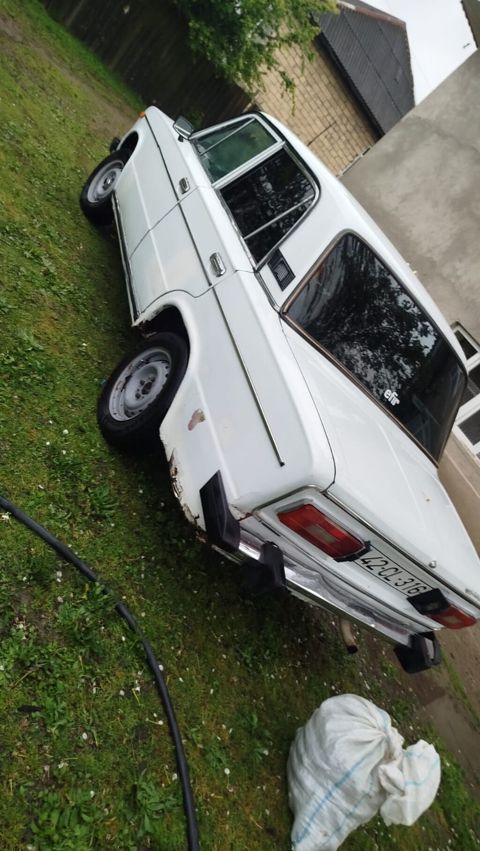 VAZ 2106, ağ rəng, sedan kuzov. Texniki xüsusiyyətlər: - Karbüratorlu