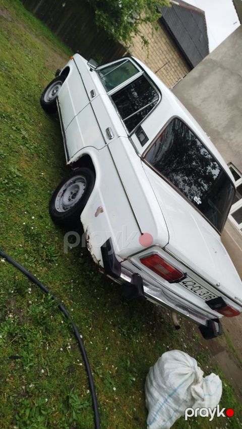 VAZ 2106, ağ rəng, sedan kuzov. Texniki xüsusiyyətlər: - Karbüratorlu — Lənkəran