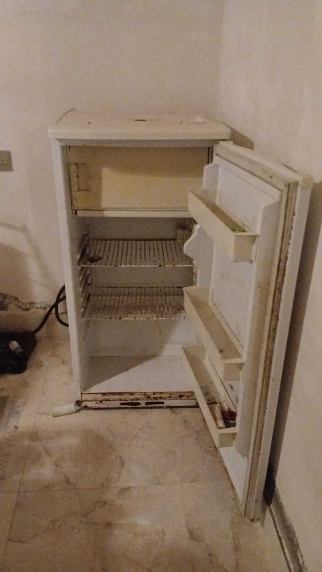Kiçik ölçülü tək qapılı soyuducu - Aşağıdan dondurucu bölməsi olan — Soyuducular, Lənkəran (2)