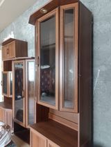 Klassik üslubda şkaf-vitrin modul dəsti - Material: taxta teksturalı — Mebel