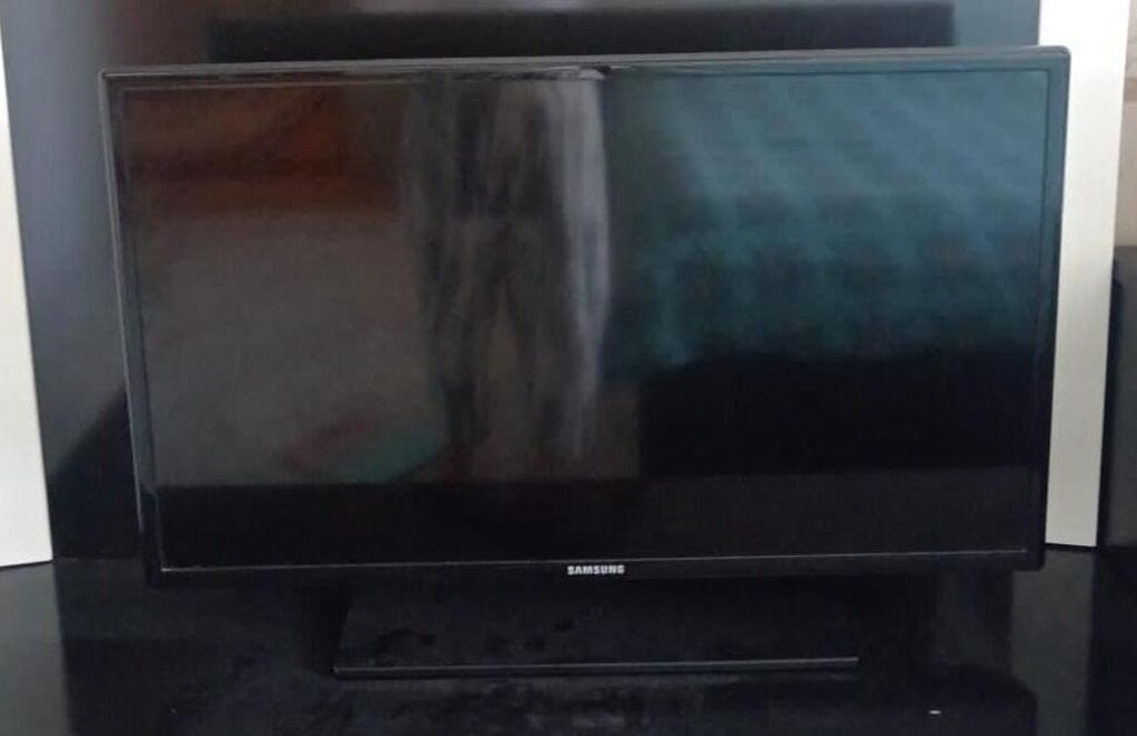 Samsung 82 ekran tv satilir 130azn.Tam işlekdi smartdi.Unvan