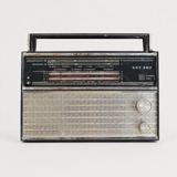 SSRİ dövrünə aid VEF-202 portativ radioqəbuledici satılır. Retro — Радиоприемники