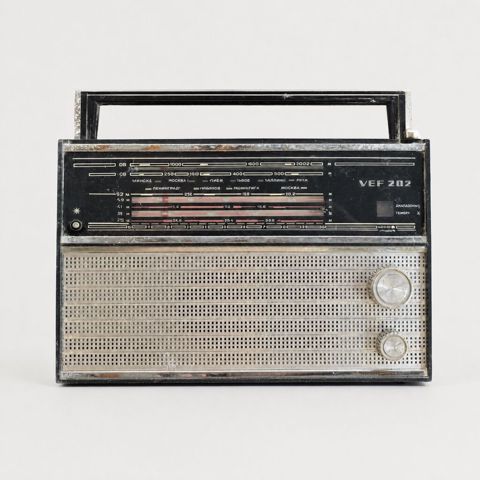 SSRİ dövrünə aid VEF-202 portativ radioqəbuledici satılır. Retro — Bakı