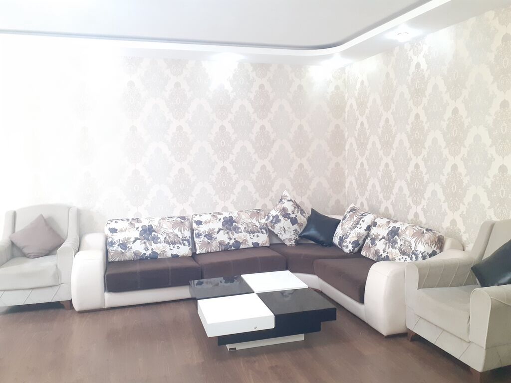 Künc divan dəsti - Tərkib: 1 ədəd L formalı künc divan, 2 ədəd tək — Mebel, Bakı