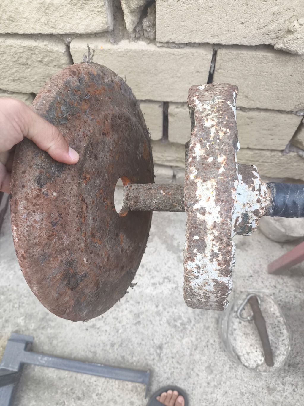 Jim leja skamyasi ve ustunde 75kilo stanq. Stanqin cekisi 45 kilodur — İdman və istirahət, Bakı