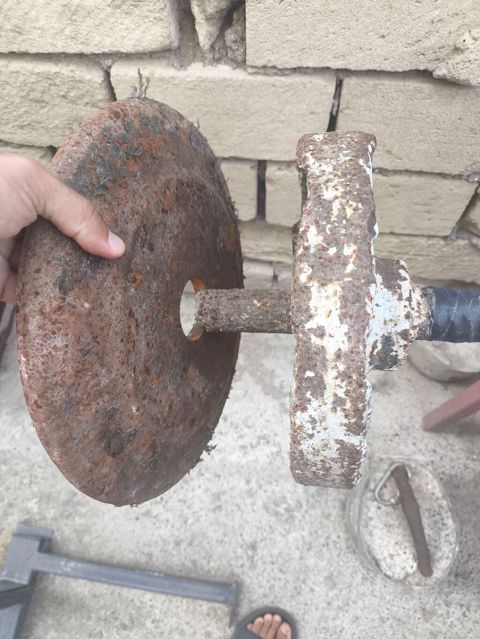 Jim leja skamyasi ve ustunde 75kilo stanq. Stanqin cekisi 45 kilodur — İdman və Əyləncə