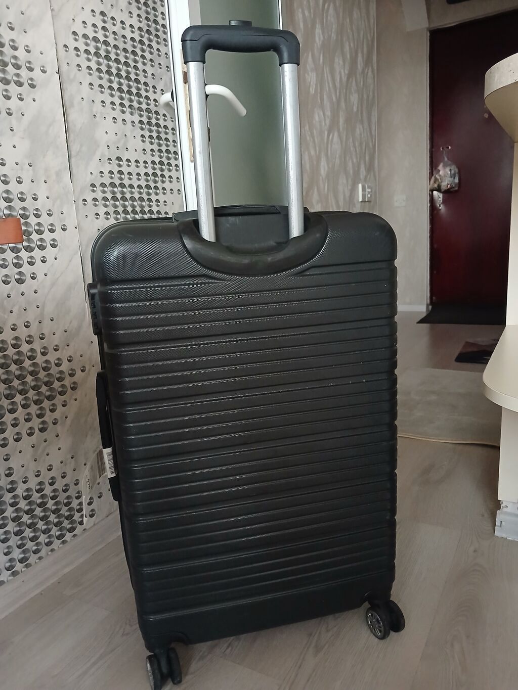 N.C.S. təkərli səyahət çamadanı – böyük ölçü, qara rəng.aeraportda