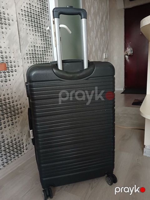 N.C.S. təkərli səyahət çamadanı – böyük ölçü, qara rəng.aeraportda
