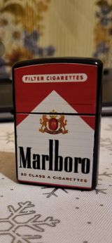 Marlboro temalı benzinli çaxmaq - Korpusu Marlboro qutusu dizaynlı — Красота и здововье