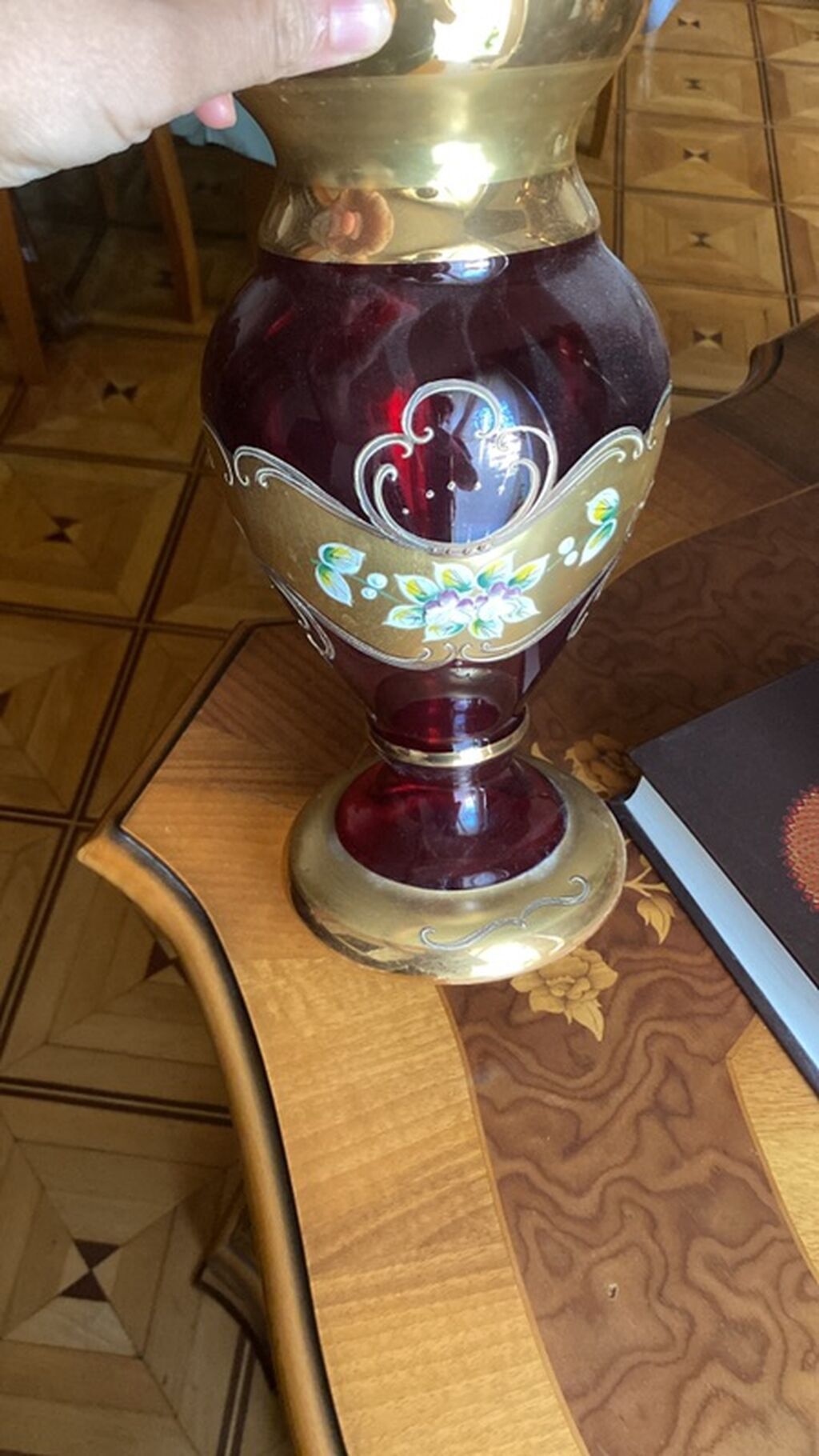 Bəzəkli şüşə vaza - Material: qalın, tünd qırmızı rəngli şüşə - Üst — Mallar, Bakı
