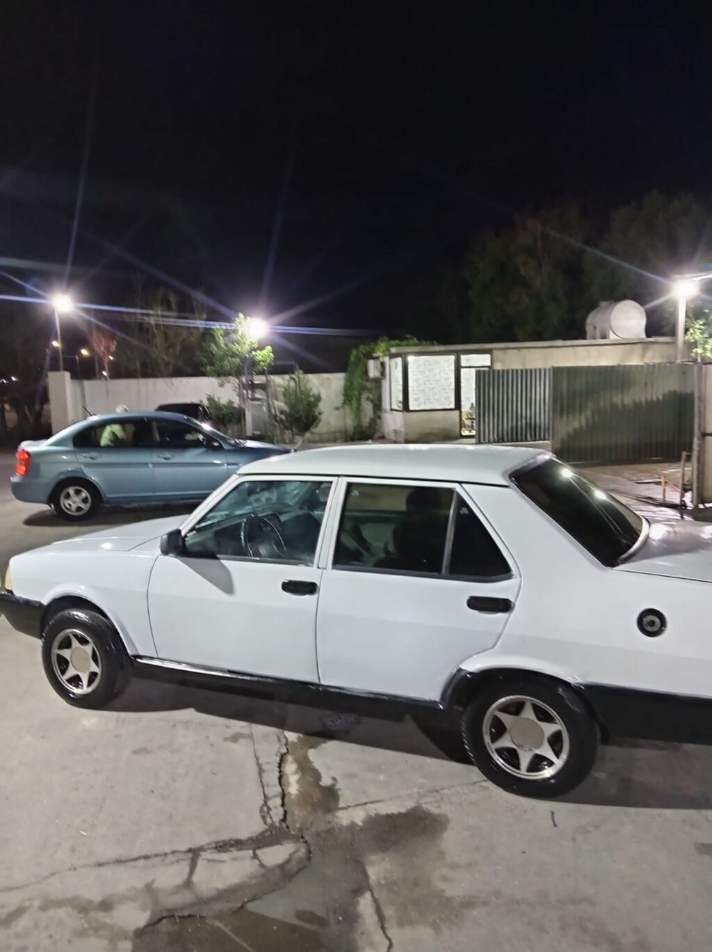 Model: Tofas (sedan) Kuzov: 4 qapılı, ağ rəng Sükan: solda Yanacaq — Avtomobillər, Bakı (5)