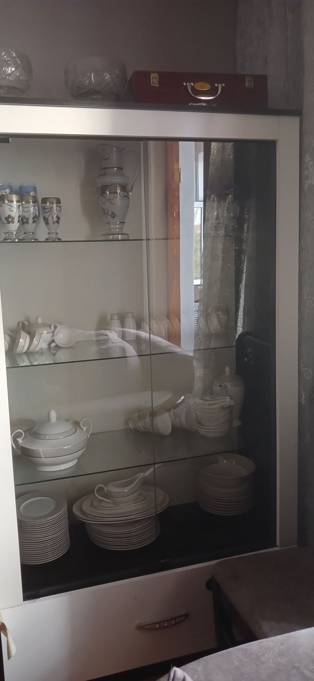 Şüşəli vitrin dolabı – müasir dizayn - Rəng: ağ-kömür tonlarında — Mallar, Digah (2)