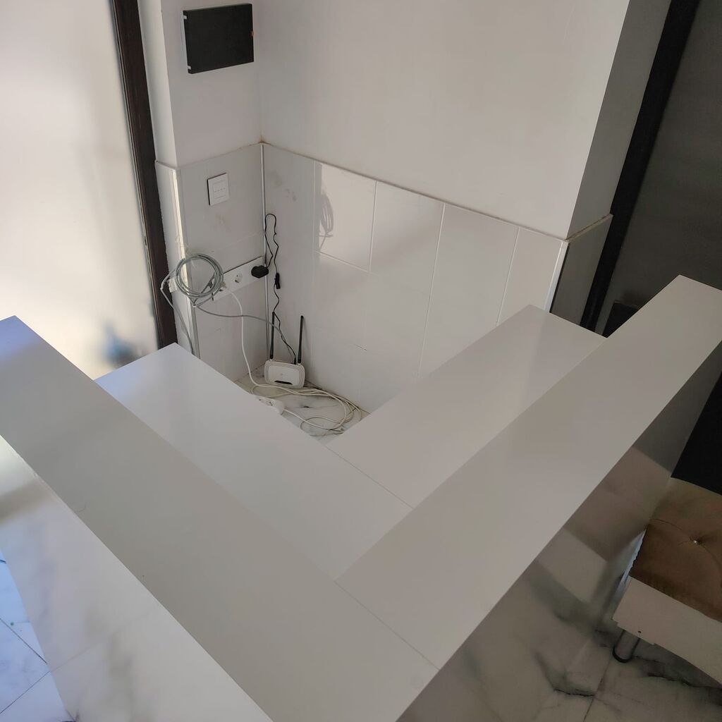 Ağ rəngli, U formalı resepsiyon masası / iş masası. Müasir və minimal — Mebel, Qobu (3)